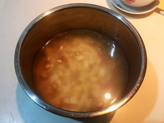 小米红薯粥,水与米的比例是5：1