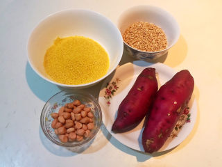 小米红薯粥,准备食材：双城八家子小米，红薯，燕麦，花生米