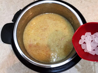 小米红薯粥,加入冰糖，继续加热至冰糖融化