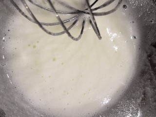 碧根果可可脆,隔热水用打蛋器搅打至蛋白有细腻小泡即可，无需打发（不要过度打发不然表面气孔会很多）。