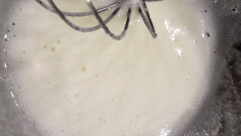 碧根果可可脆,隔热水用打蛋器搅打至蛋白有细腻小泡即可，无需打发（不要过度打发不然表面气孔会很多）。