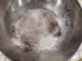 碧根果可可脆,筛入混合的两种面粉。
