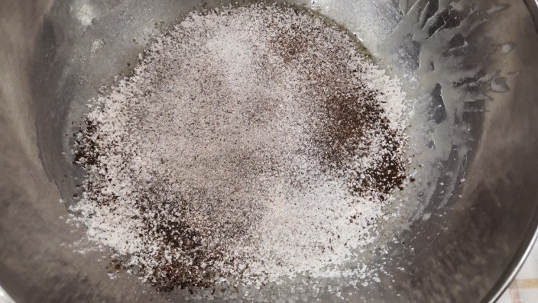碧根果可可脆,筛入混合的两种面粉。