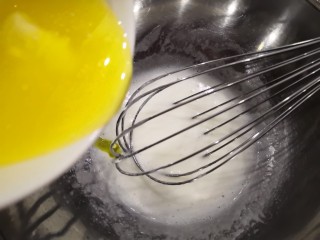 碧根果可可脆,倒入溶化的黄油。