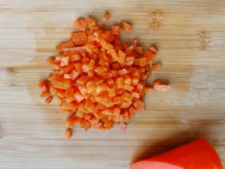 香煎颗粒土豆饼,胡萝卜切成碎丁，注意胡萝卜切得要比土豆丁小一些。