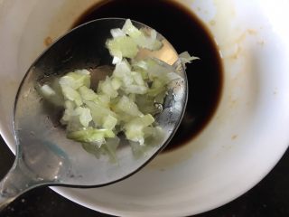 醋溜大白菜,半勺葱末搅拌均匀备用