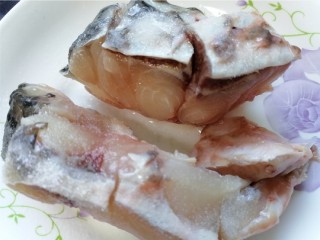清蒸草鱼,用盐将鱼皮表层粘液清洗干净