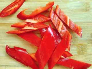 红尖椒炒荷兰豆,红尖椒去籽切片