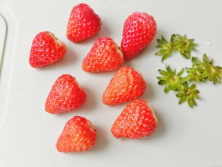 草莓蛋挞,切去草莓的根部。将草莓切小丁。