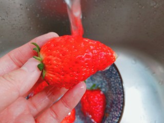 草莓蛋挞,草莓加一点盐清洗一下。