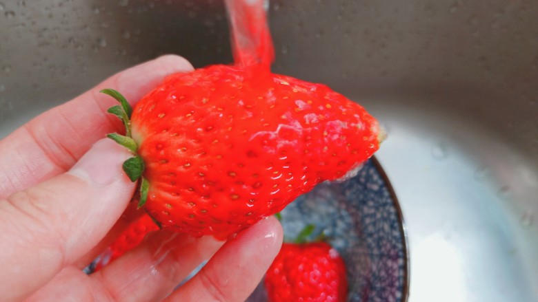 草莓蛋挞,<a style='color:red;display:inline-block;' href='/shicai/ 592'>草莓</a>加一点盐清洗一下。