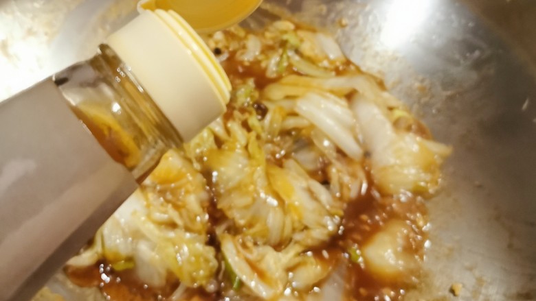 醋溜大白菜,快速翻炒  碗汁中的淀粉让丰沛的汤汁快速浓稠  翻拌均匀入味 倒入几滴芝麻油 