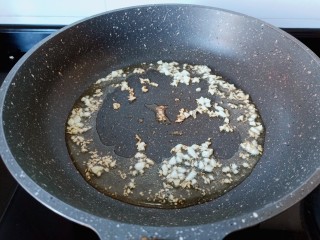 葱油芋艿,锅里放食用油，下蒜泥炒香。
