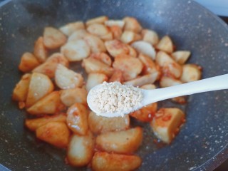 葱油芋艿,撒点熟的白芝麻。