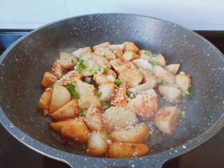 葱油芋艿,轻轻晃动锅将这些调味料掂均匀起锅。