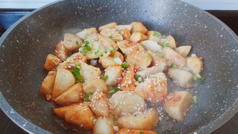 葱油芋艿,轻轻晃动锅将这些调味料掂均匀起锅。