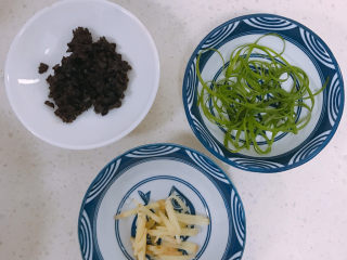 清蒸草鱼,先准备配料，豆豉剁碎葱切丝姜切丝