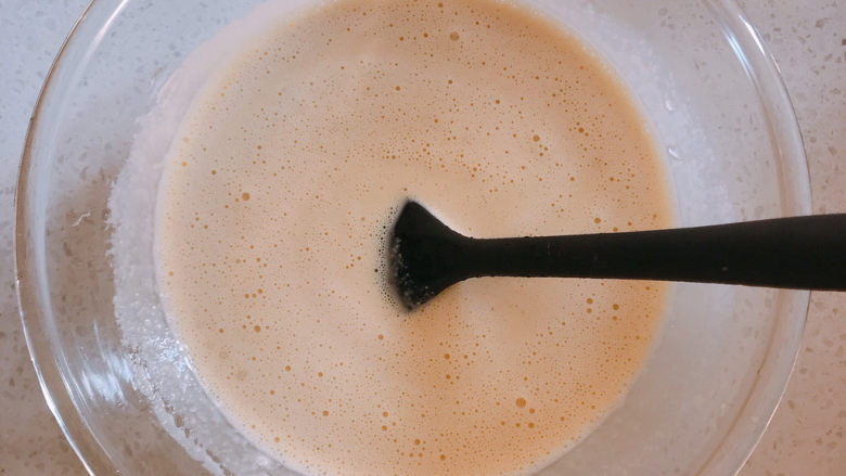 小米发糕,然后把牛奶酵母加入到米浆里。