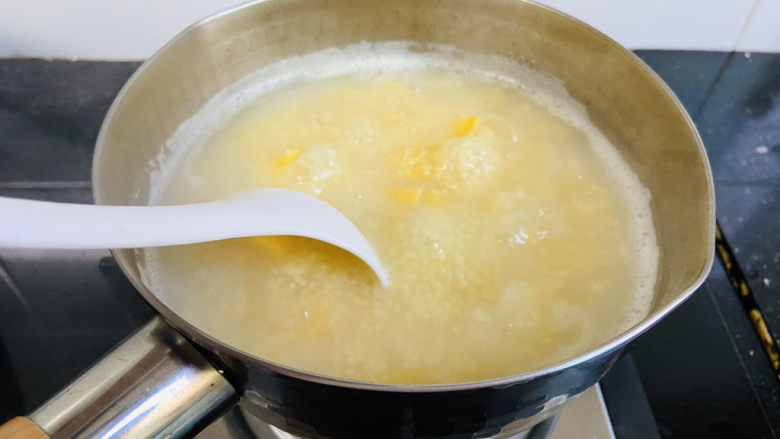小米红薯粥,期间用汤勺搅拌防止粘锅底