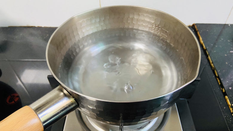 小米红薯粥,锅中加入750ml饮用水大火烧开