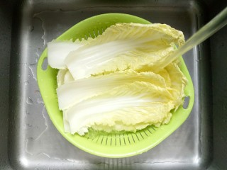 醋溜大白菜,首先将白菜清洗干净并沥干水份