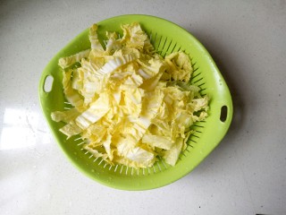 醋溜大白菜,将白菜切成自己想要的形状，菜梗与菜叶分开放