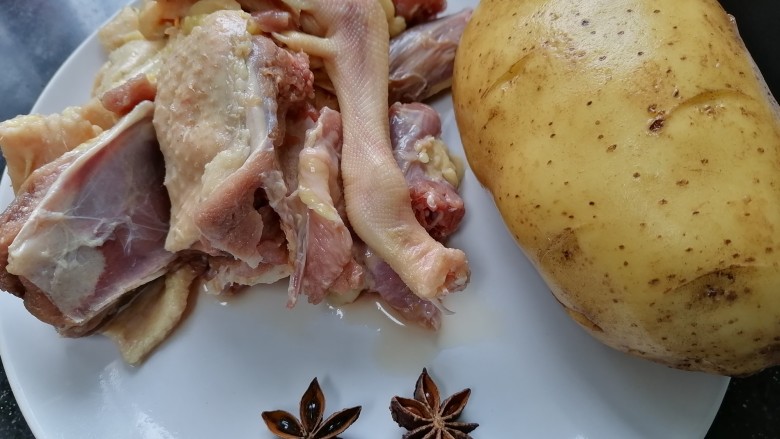 土豆炖鸭肉,准备好所需材料