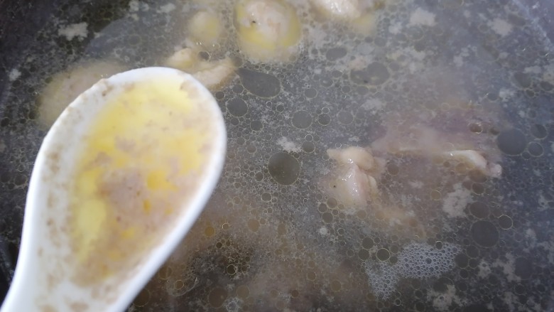 土豆炖鸭肉,煮至沸腾出沫撇去浮沫
