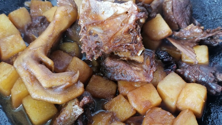 土豆炖鸭肉,炖至入味上色即可出锅