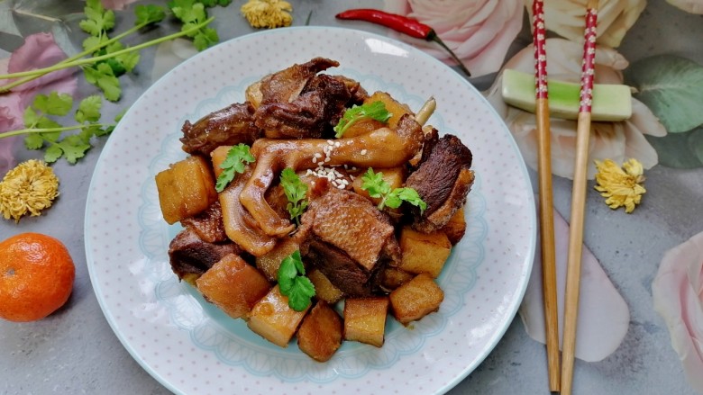 土豆炖鸭肉,拍上成品图，一道酱香浓郁的土豆炖鸭肉就完成了。