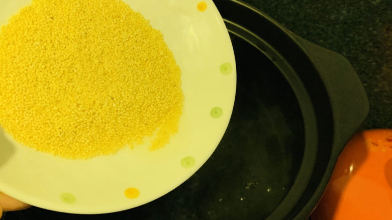 小米红薯粥,沸水的时候倒入小米，这样不会粘锅；