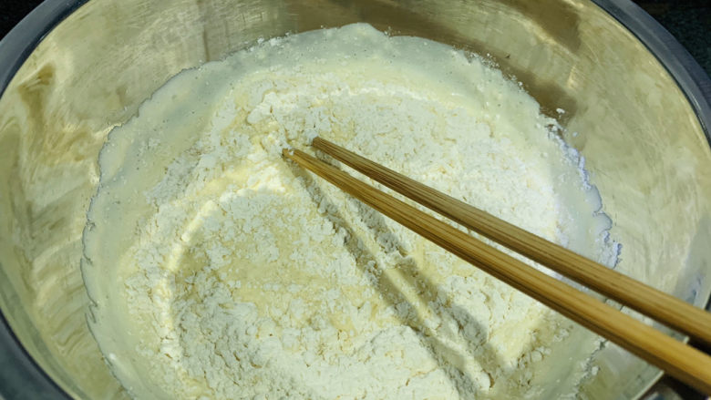 小米发糕,用筷子搅拌；