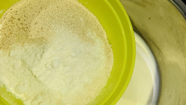 小米发糕,加入面粉，白糖，酵母粉；