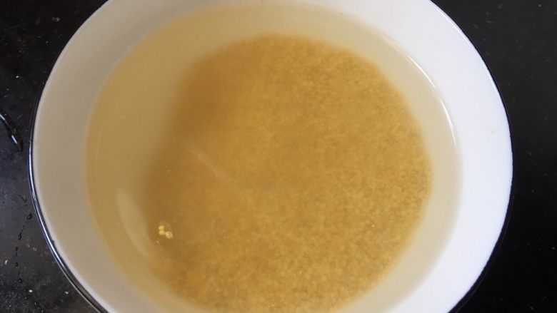苹果小米粥,小米加入适量的清水浸泡30分钟