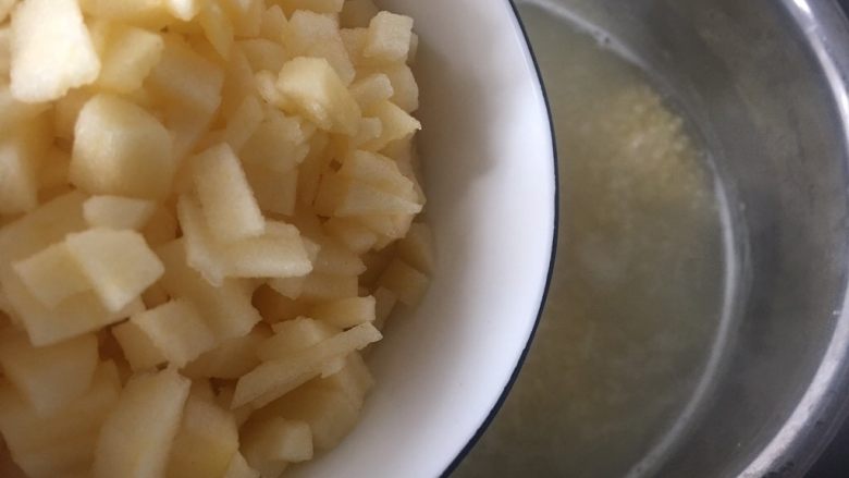 苹果小米粥,苹果倒入小米粥中