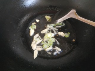 醋溜大白菜,锅中加适量植物油，爆香葱蒜