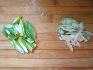 醋溜大白菜,葱分两部分，都切成片，蒜切成片