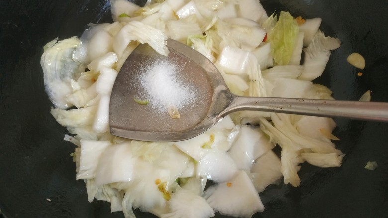 醋溜大白菜,加入适量盐翻炒至变软