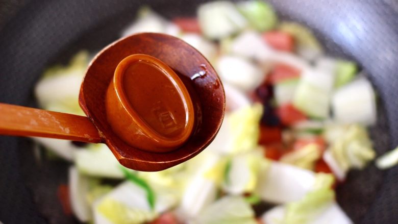 火腿炖白菜,锅中放入浓汤宝增加口感。