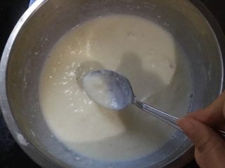 炸牛奶 ,上述牛奶、面粉、糖混合后，用小火炖至粘稠，基本能用小勺拉出膜就差不多了（用的片子就是这样的大小，加面的时候每次基本大半勺，共5勺）。
注：面加入后要搅拌至无块后再加热哦。