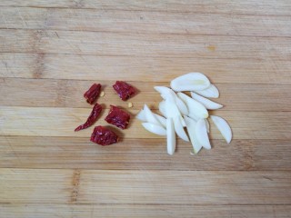 醋溜大白菜,大蒜切成片，干红辣椒掰成段。