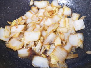醋溜大白菜,放鸡精增鲜，翻炒均匀关火出锅。