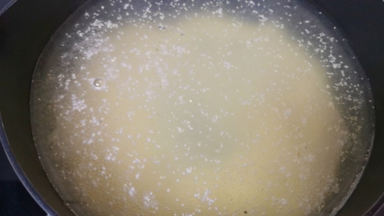 小米红薯粥,小米淘洗干净放入锅里，加入纯净水烧开。