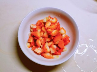 草莓蛋挞,草莓清洗干净  切小块