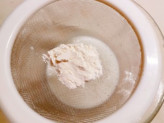 草莓蛋挞,牛奶倒入碗中  放入低筋面粉 搅打均匀