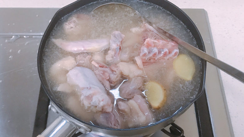 土豆炖鸭肉,把鸭肉加几片姜和料酒焯水，然后捞起
