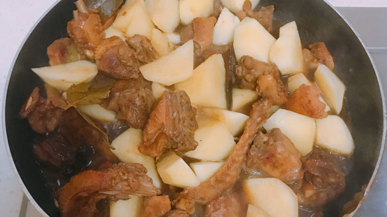 土豆炖鸭肉,炖到一半的时候加入土豆继续炖。