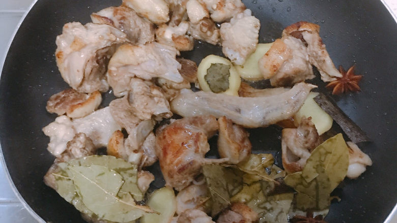 土豆炖鸭肉,然后加入所有的香料翻炒。