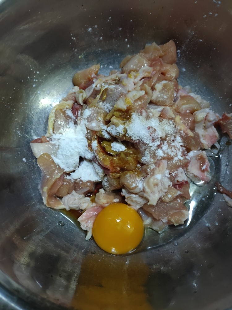 双椒辣子鸡,加入腌制料腌制20分钟左右入味
