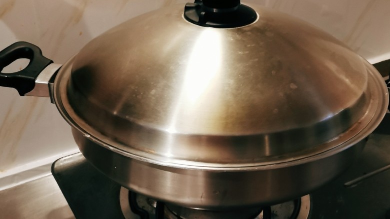 小米发糕,二次发酵好 蒸锅水烧开后 蒸20分钟 焖2分钟